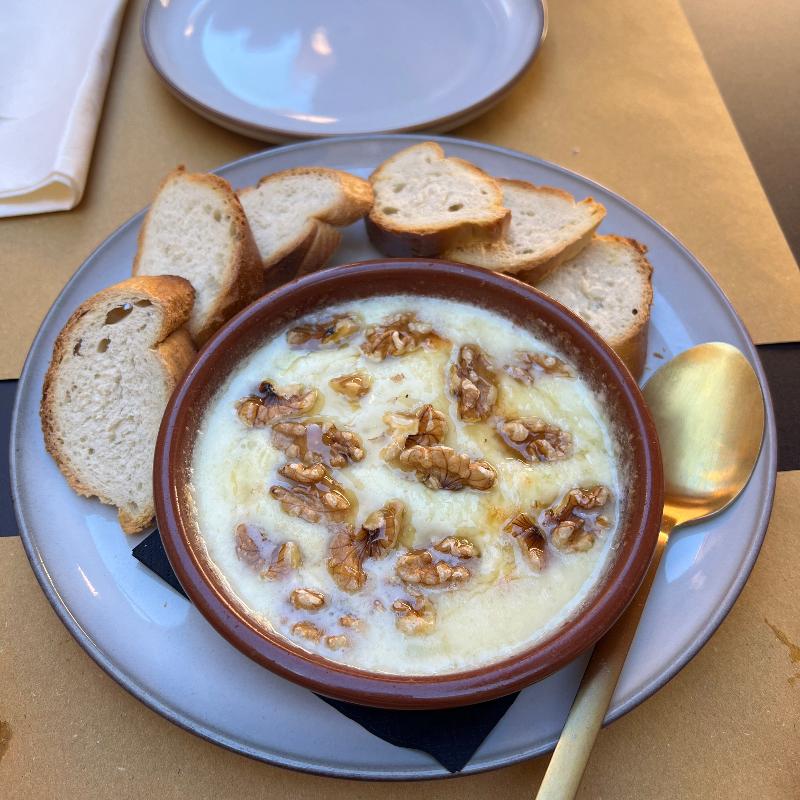 Pecorino Fuso Miele E Noci Con Pane Tostato